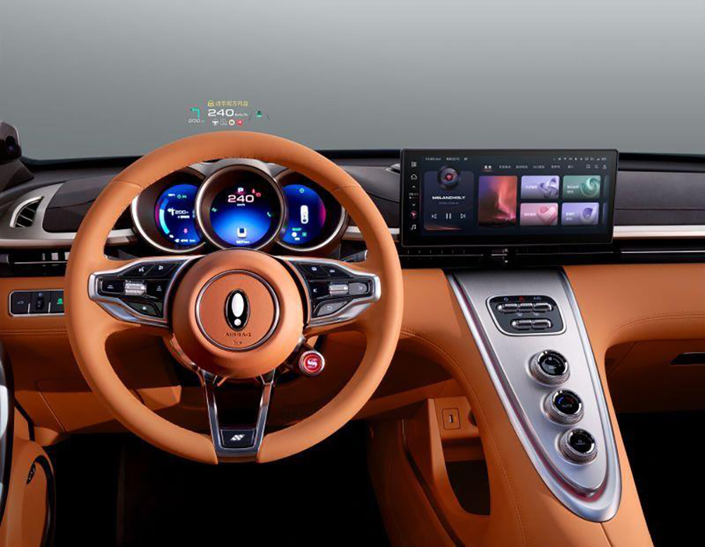 内饰方面,闪电猫由外而内依旧延续复古摩登的设计语言.